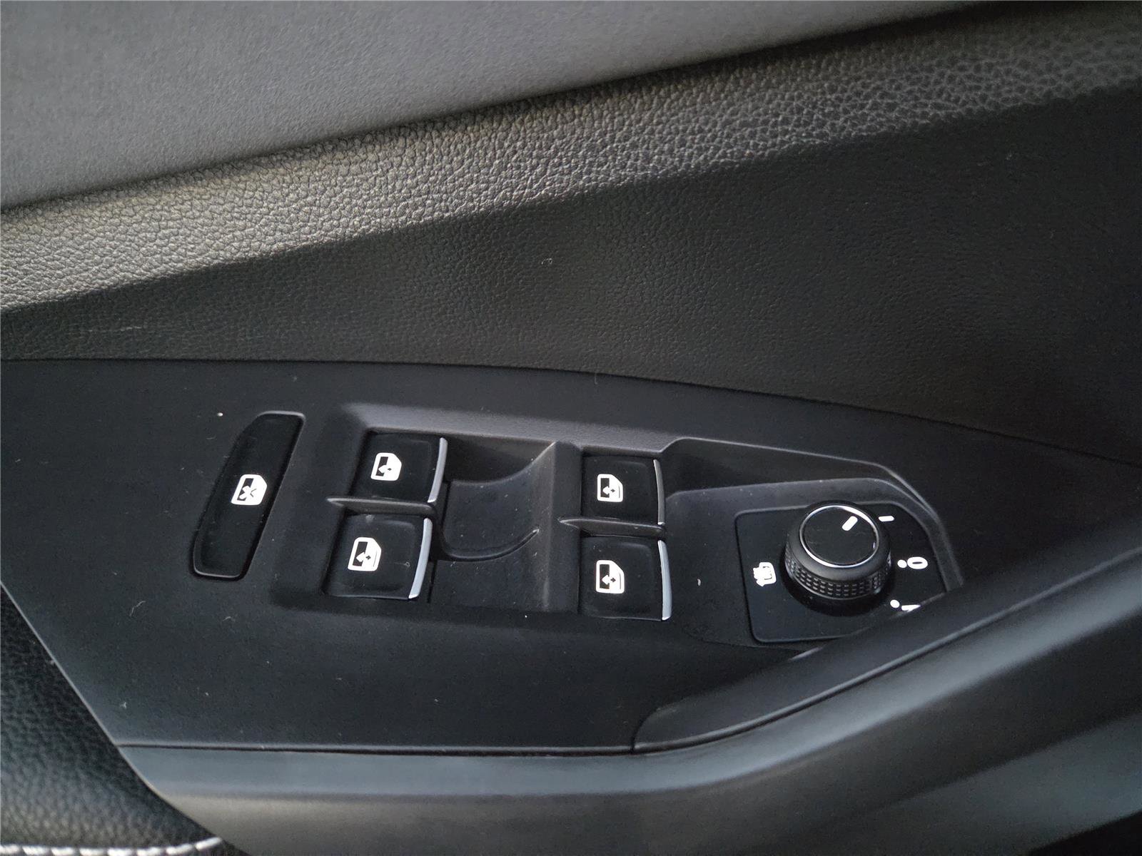 Certified 2025 Volkswagen Jetta SE w/ Sunroof Package image 13