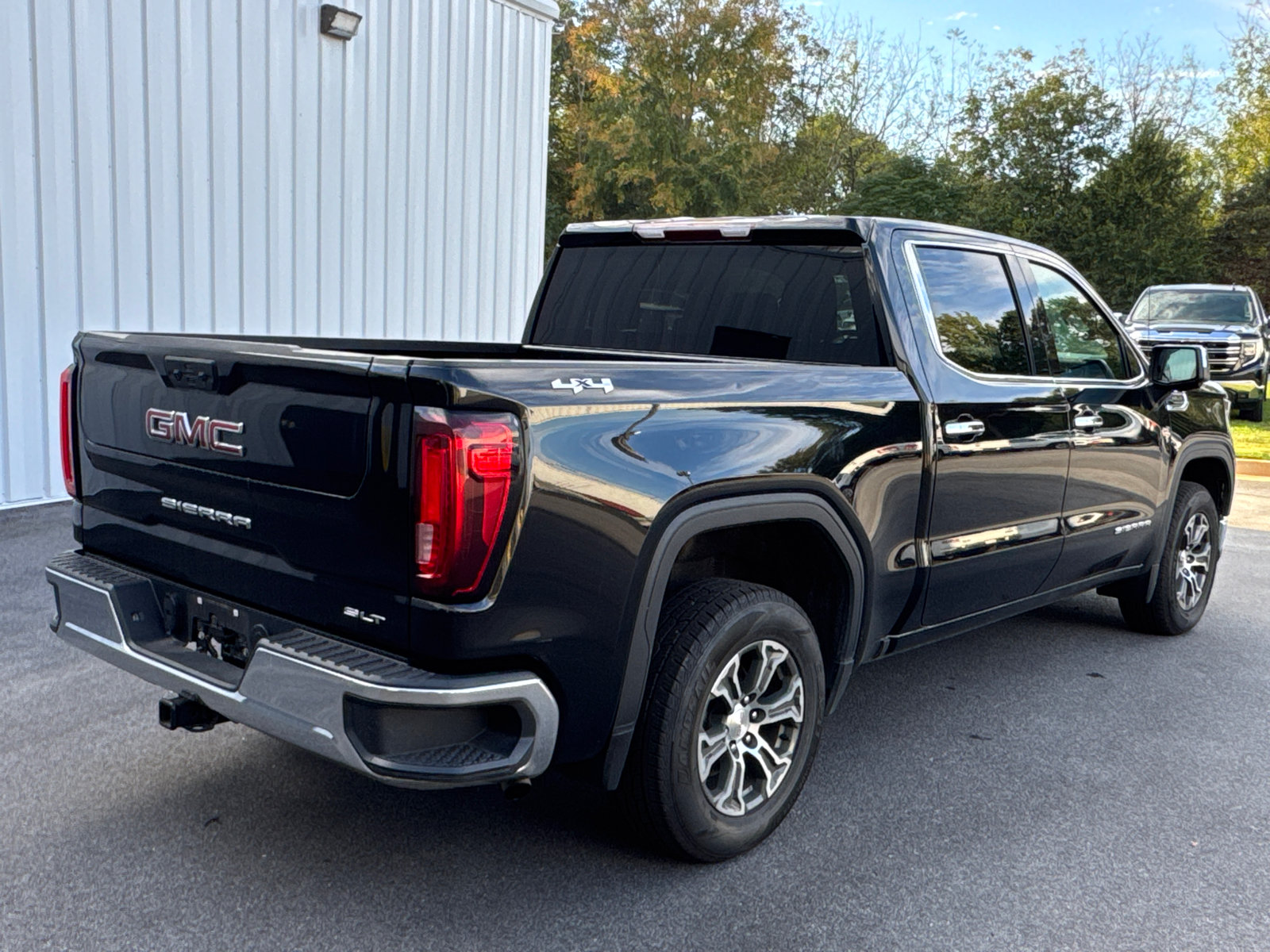 Used 2025 GMC Sierra 1500 SLT AWD/4WD image 5