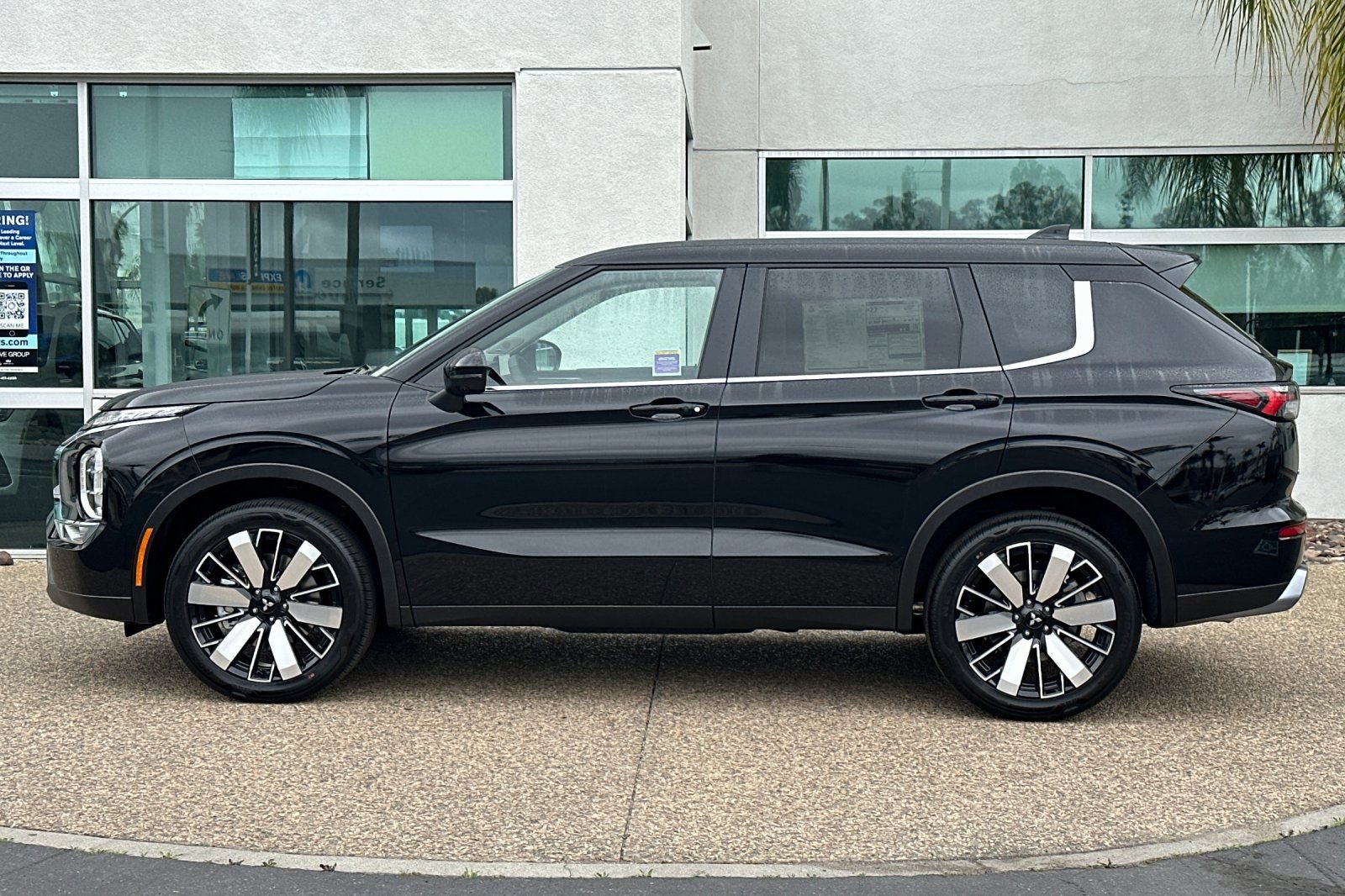 New 2025 Mitsubishi Outlander SE image 7