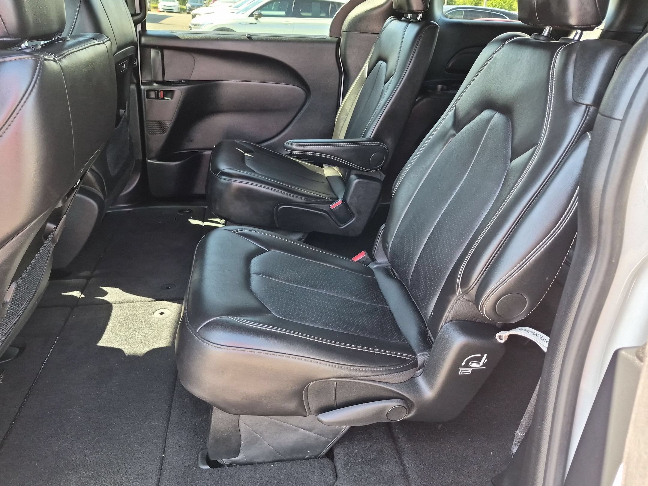 Used 2025 Chrysler Pacifica Select FWD image 26