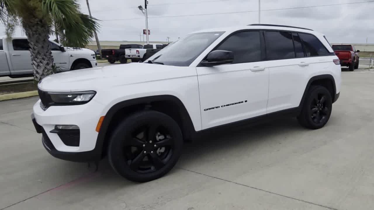 Used 2023 Jeep Grand Cherokee Limited w/ Black Appearance Package AWD/4WD image 4