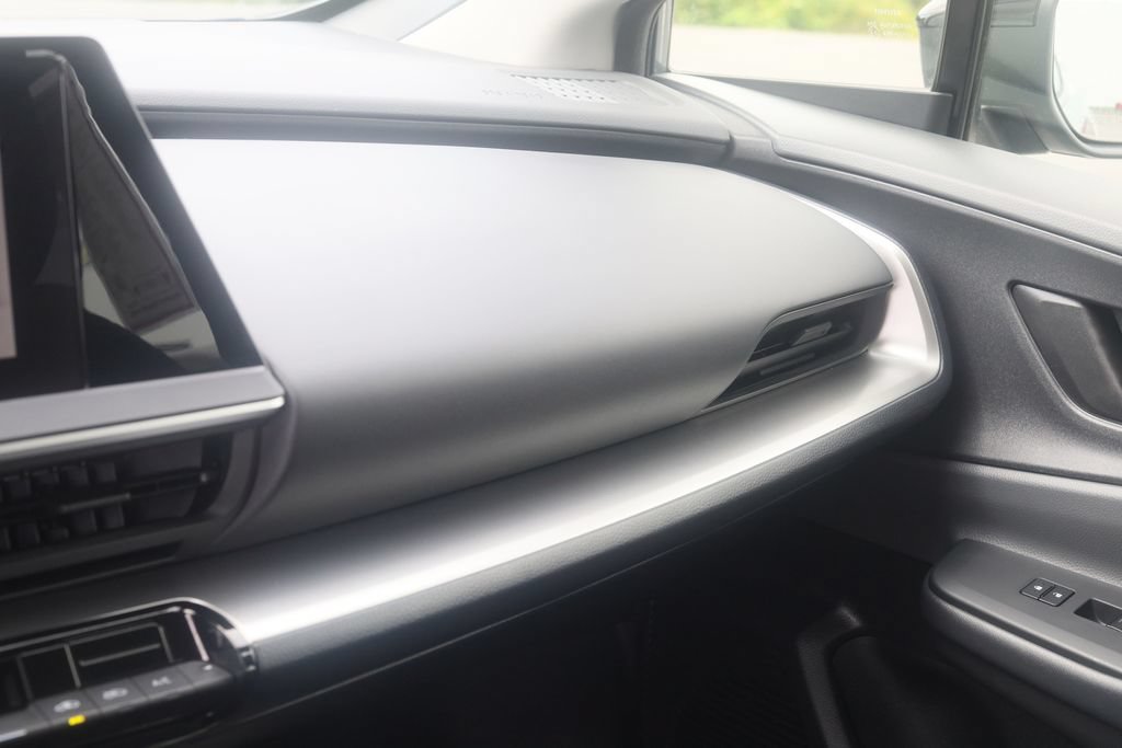 Used 2025 Toyota Prius LE FWD image 8