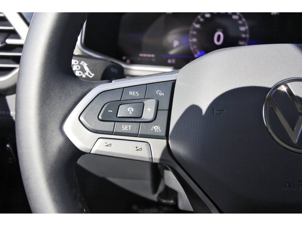 Certified 2025 Volkswagen Taos SE FWD image 17