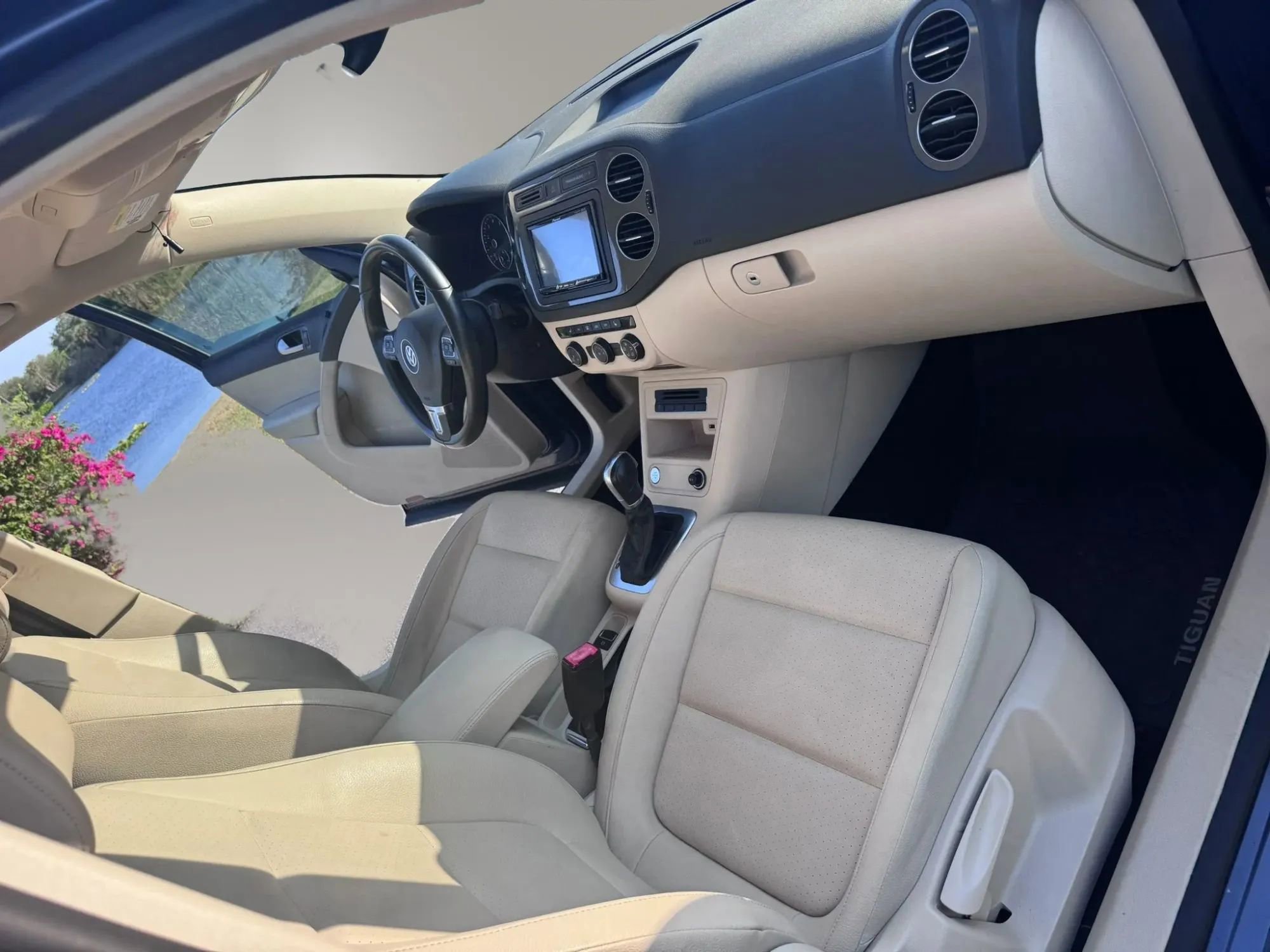 Used 2016 Volkswagen Tiguan S image 9