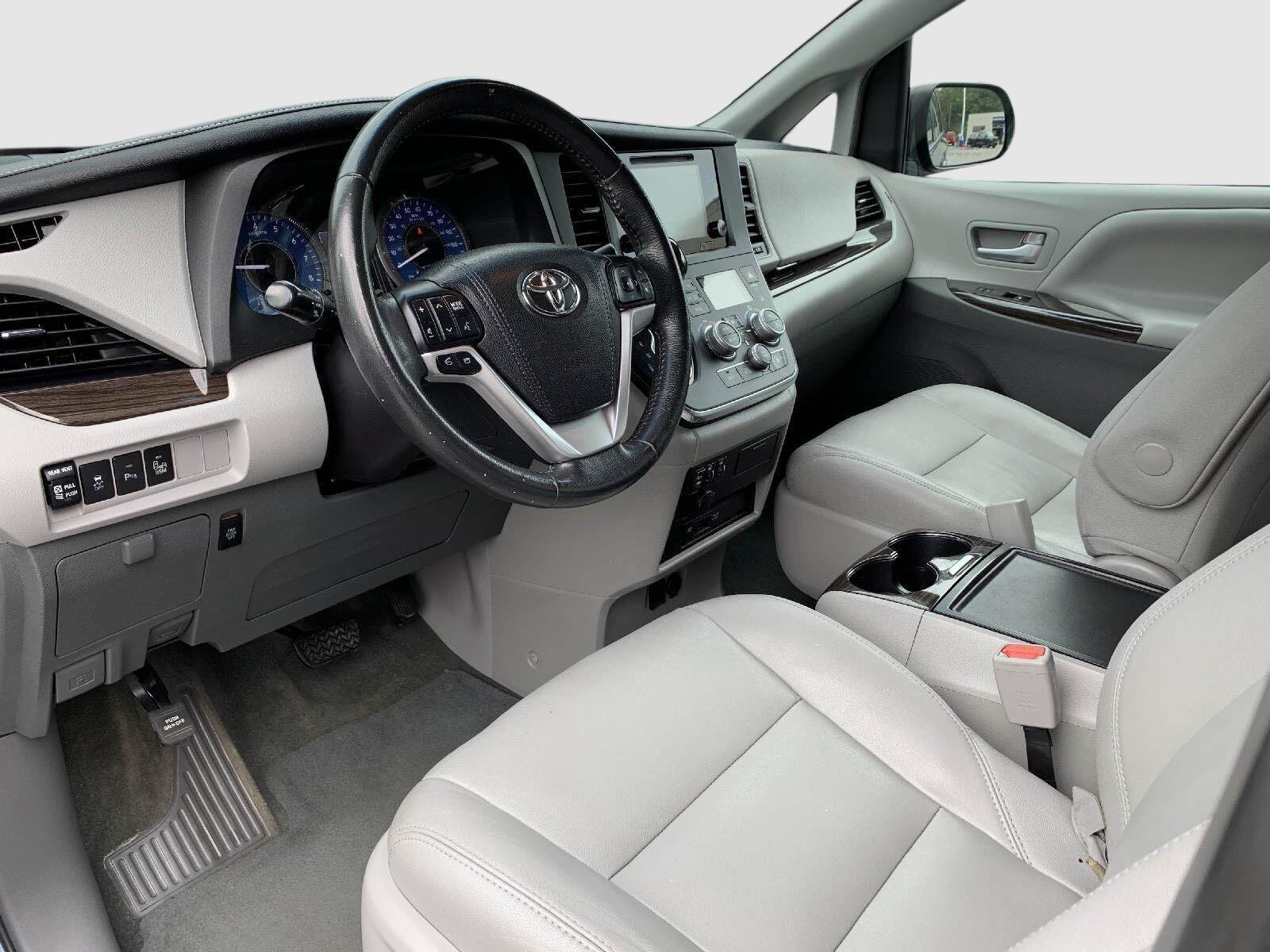 Used 2017 Toyota Sienna XLE Premium FWD image 25