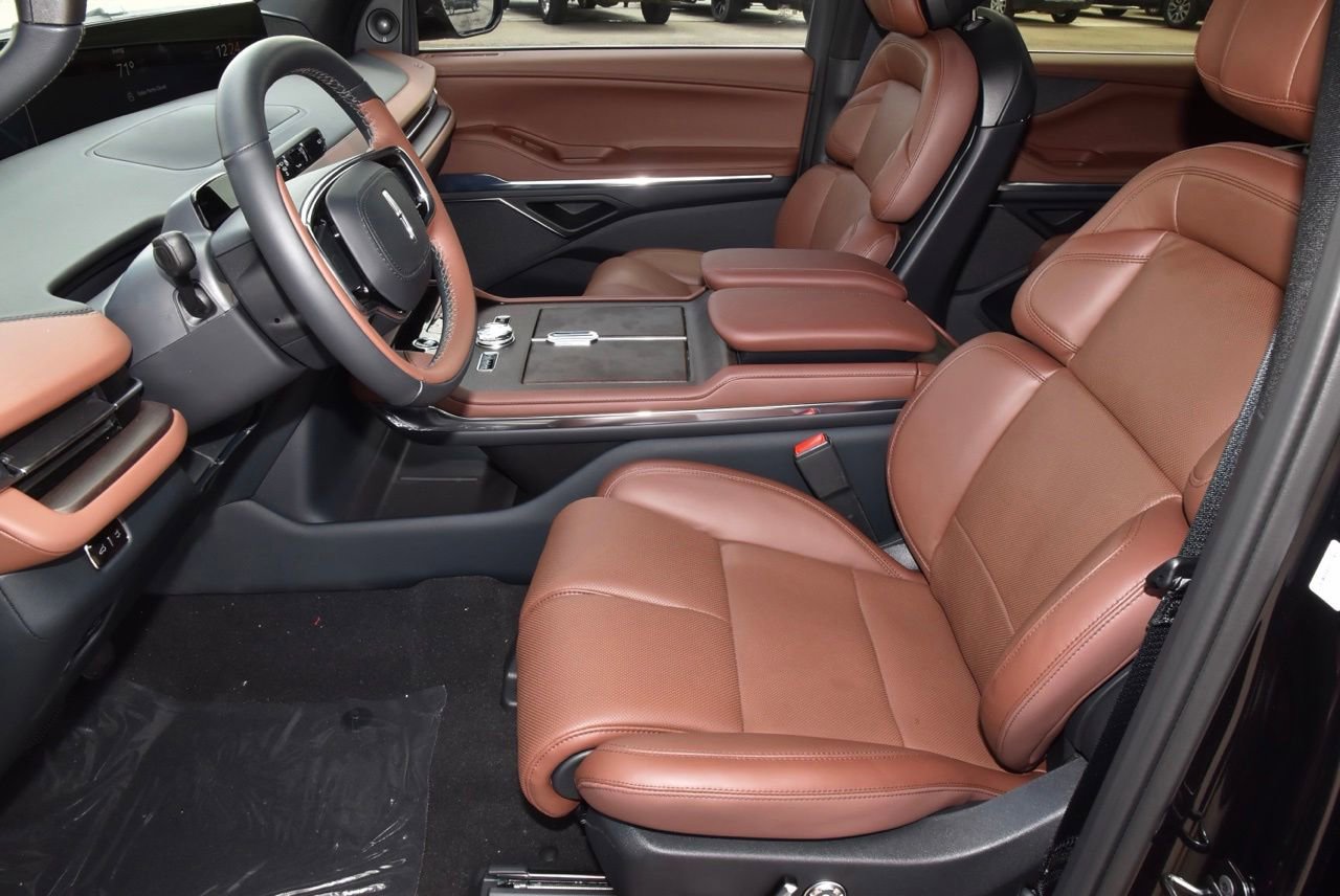 New 2026 Lincoln Navigator L Reserve AWD/4WD image 13