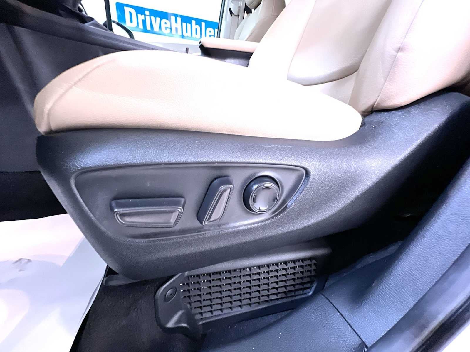 Used 2024 Toyota Sienna XLE FWD image 13