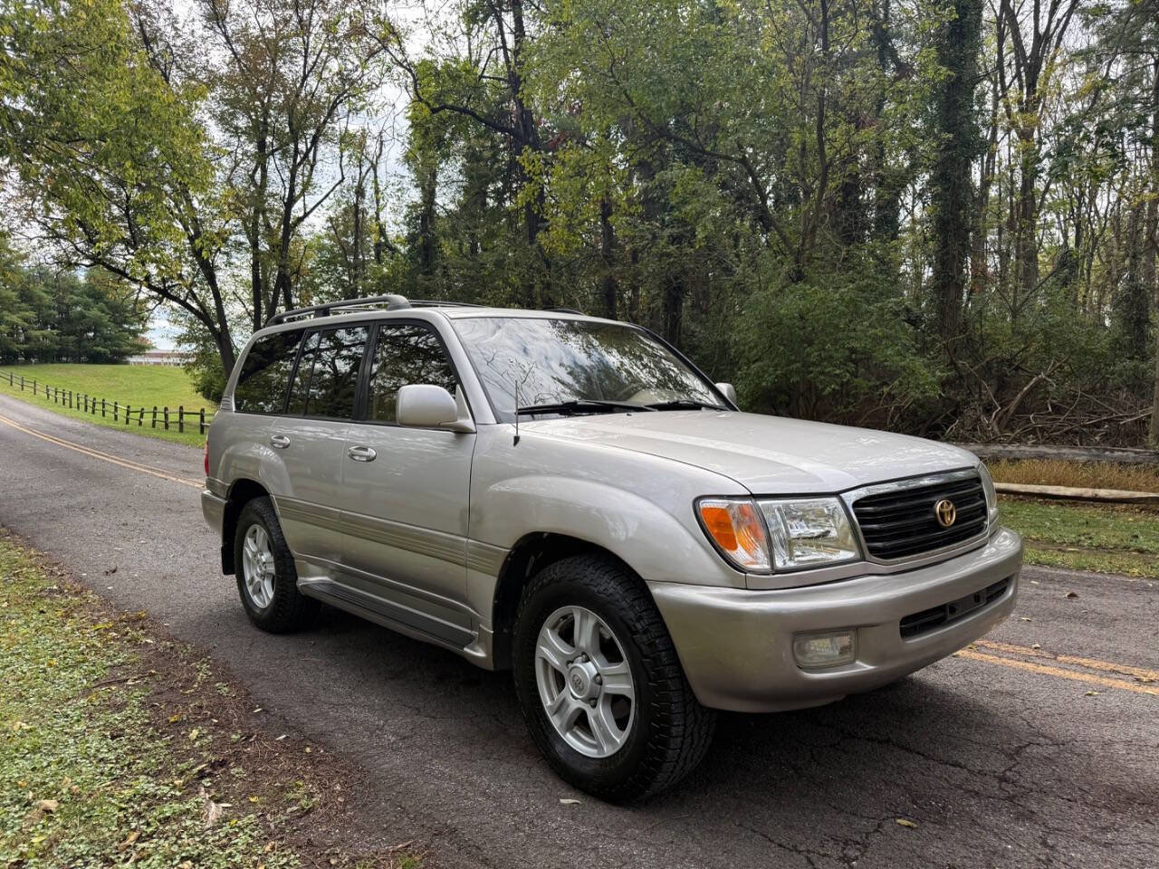 Used 2000 Toyota Land Cruiser Base AWD 4dr SUV image 2