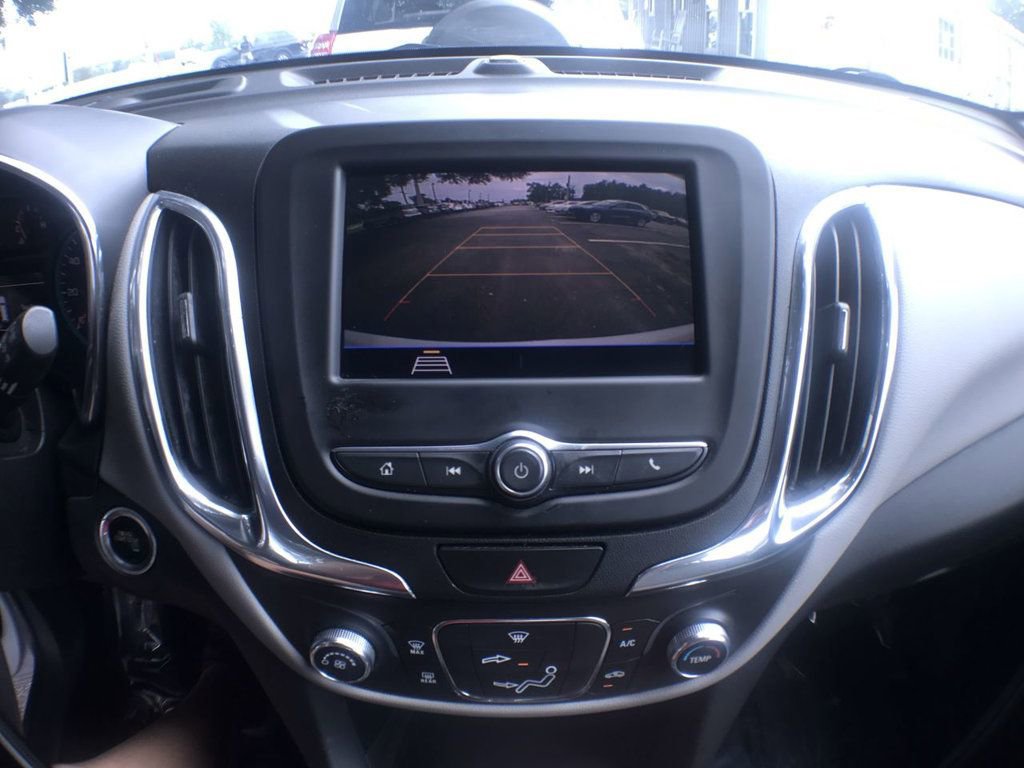 Used 2021 Chevrolet Equinox LS image 18