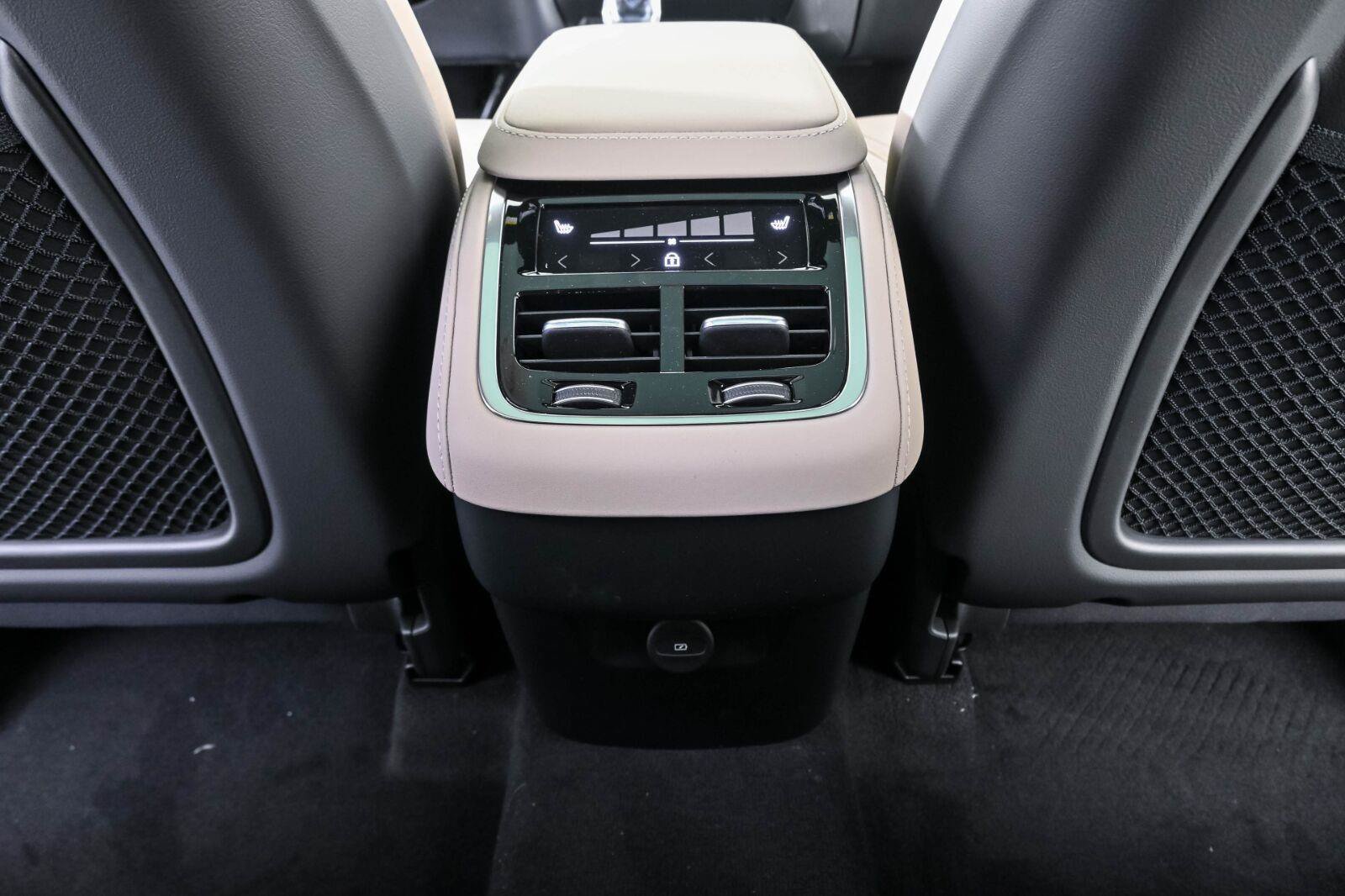 New 2026 Volvo XC90 B6 Plus w/ Protection Package Premier AWD/4WD image 18