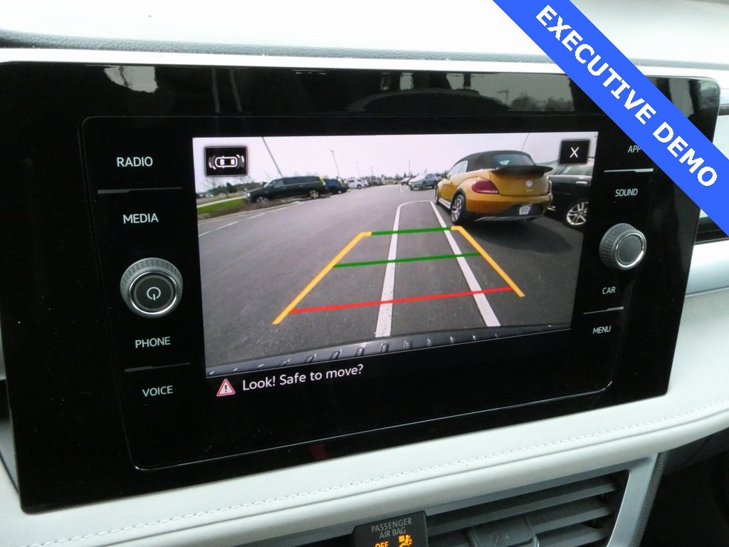 Certified 2025 Volkswagen Taos SE image 8