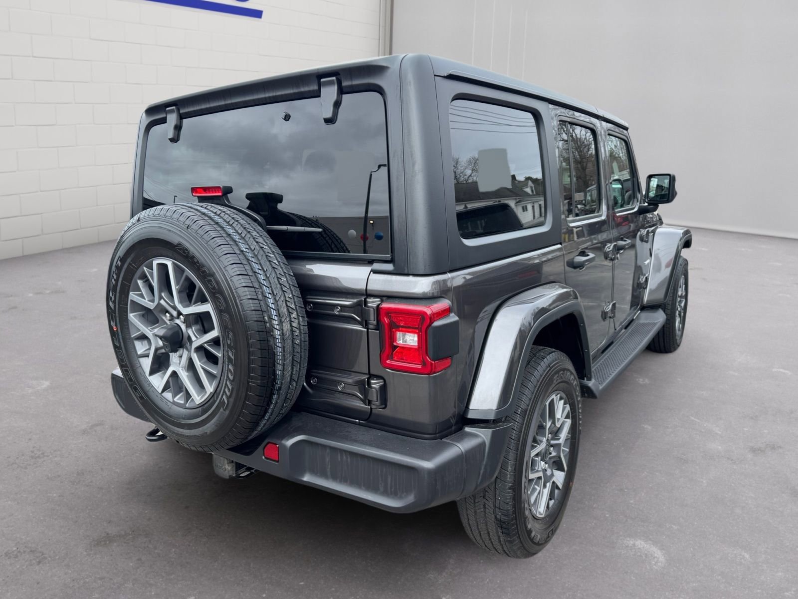 Used 2024 Jeep Wrangler Sahara w/ Technology Group AWD/4WD image 8