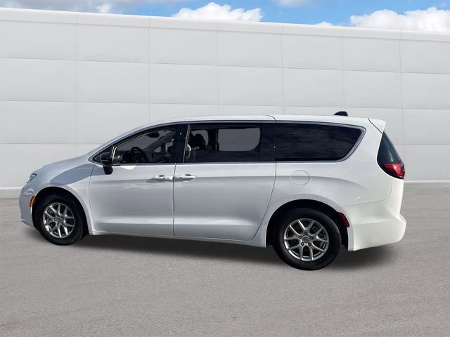 Used 2024 Chrysler Pacifica Touring-L image 2