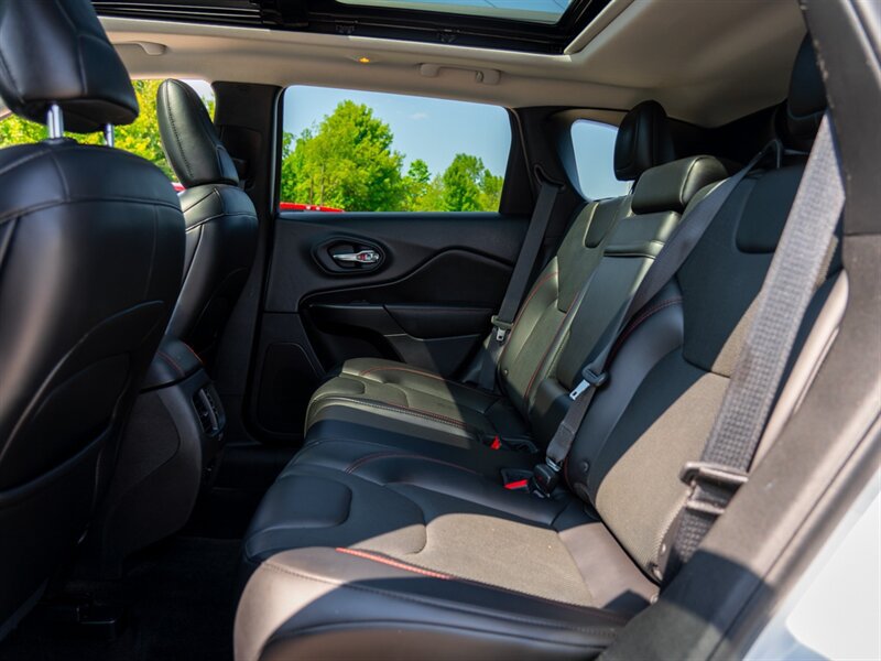 Used 2019 Jeep Cherokee Trailhawk AWD/4WD image 22