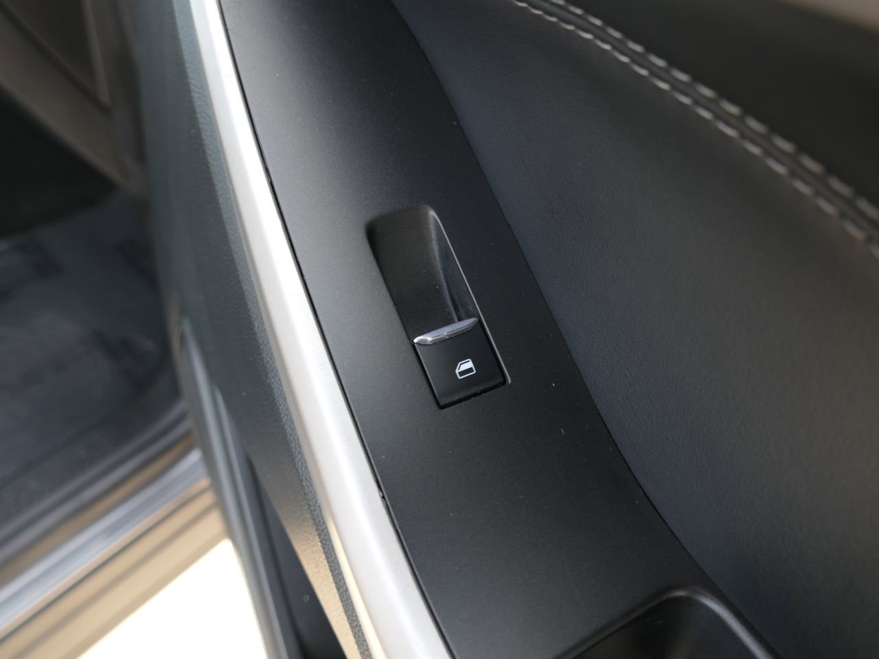 Used 2024 Ford Explorer XLT w/ Equipment Group 202A image 25