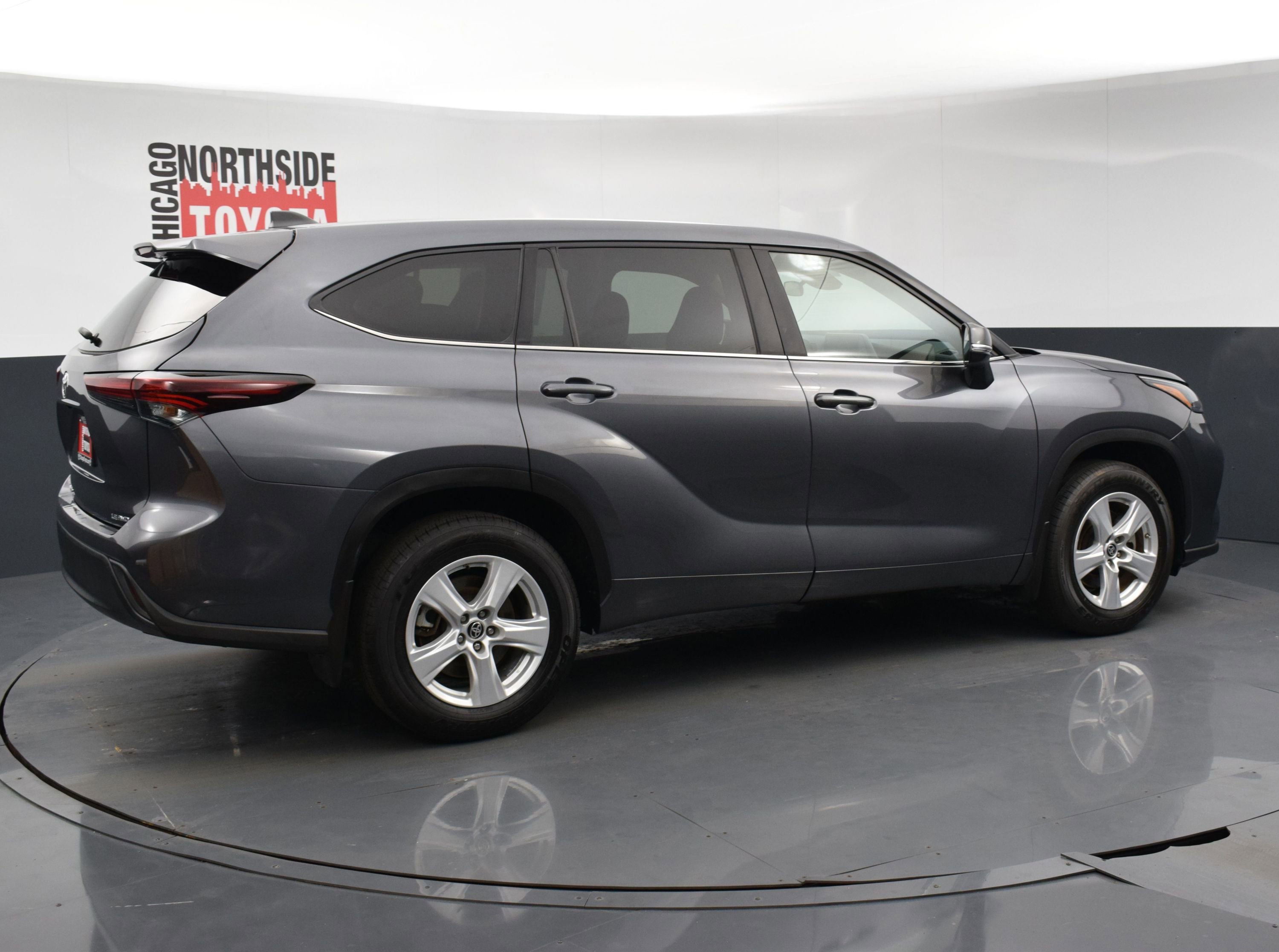Used 2024 Toyota Highlander LE image 4