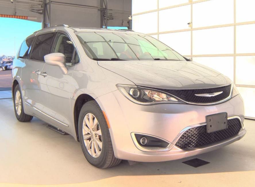 Used 2018 Chrysler Pacifica Touring-L FWD image 3