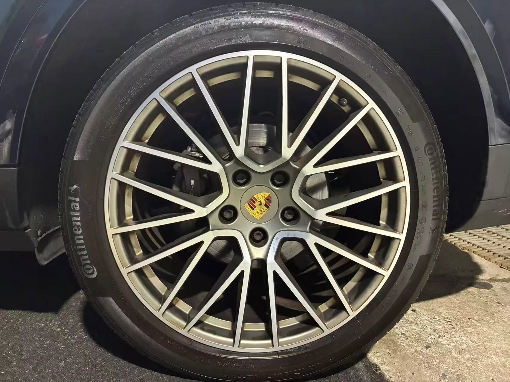 Used 2022 Porsche Cayenne Platinum Edition image 26