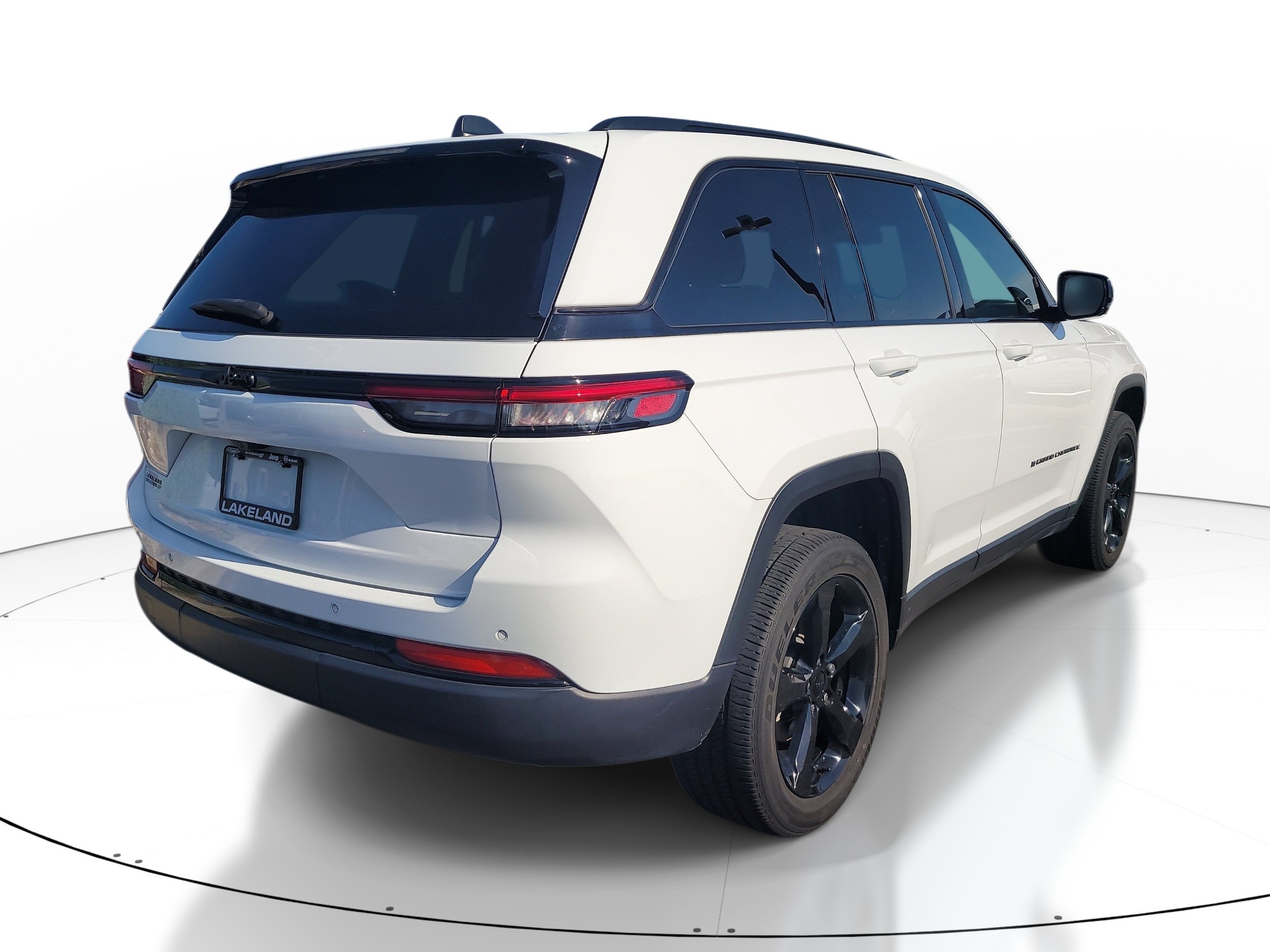 Used 2024 Jeep Grand Cherokee Altitude RWD image 4