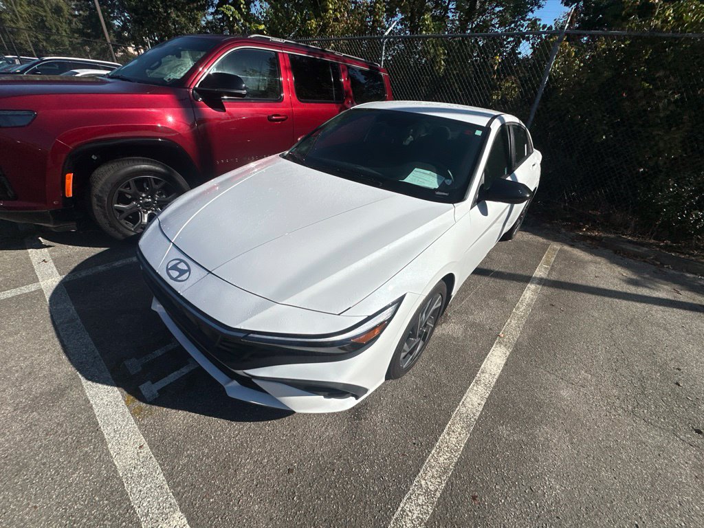 Used 2025 Hyundai Elantra Sport FWD image 2