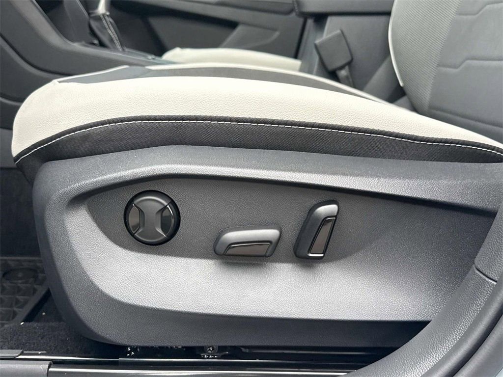 New 2025 Volkswagen Taos SE image 12