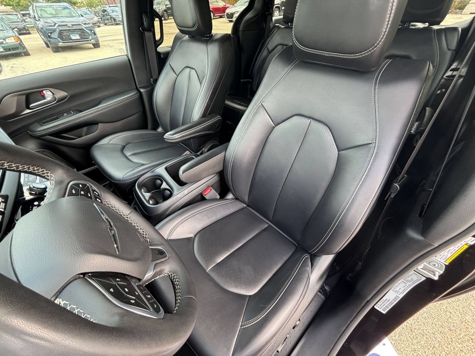 Used 2025 Chrysler Pacifica Select FWD image 38