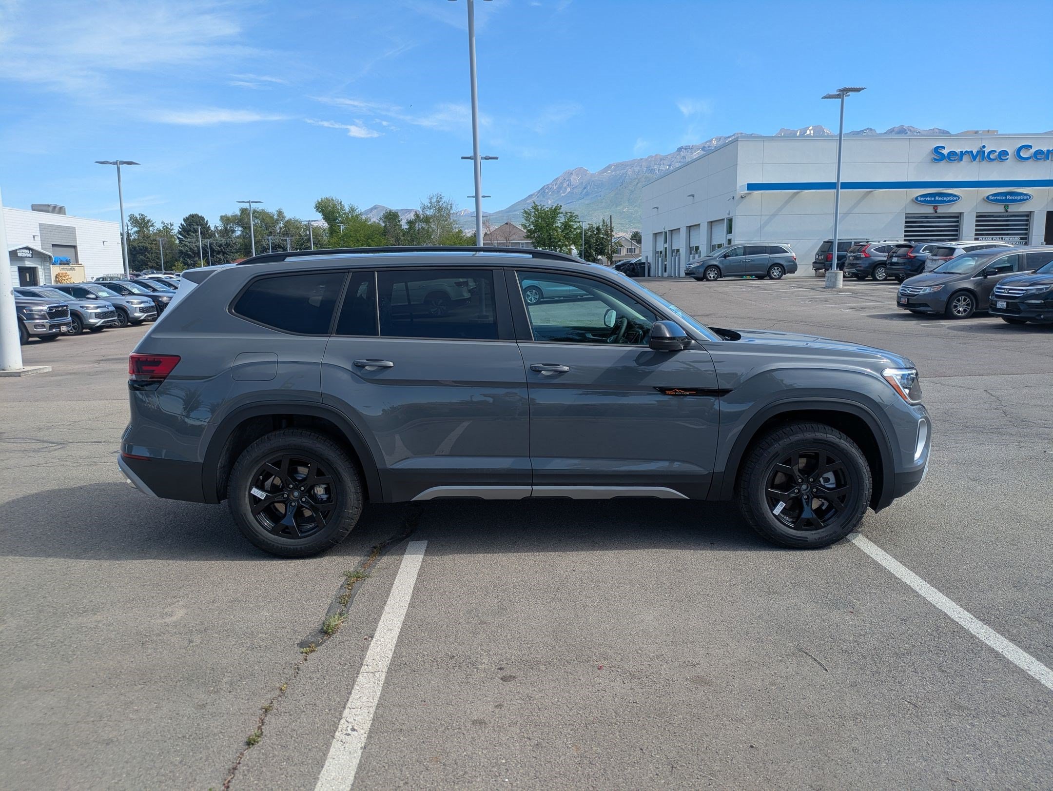 New 2026 Volkswagen Atlas Peak Edition AWD/4WD image 2
