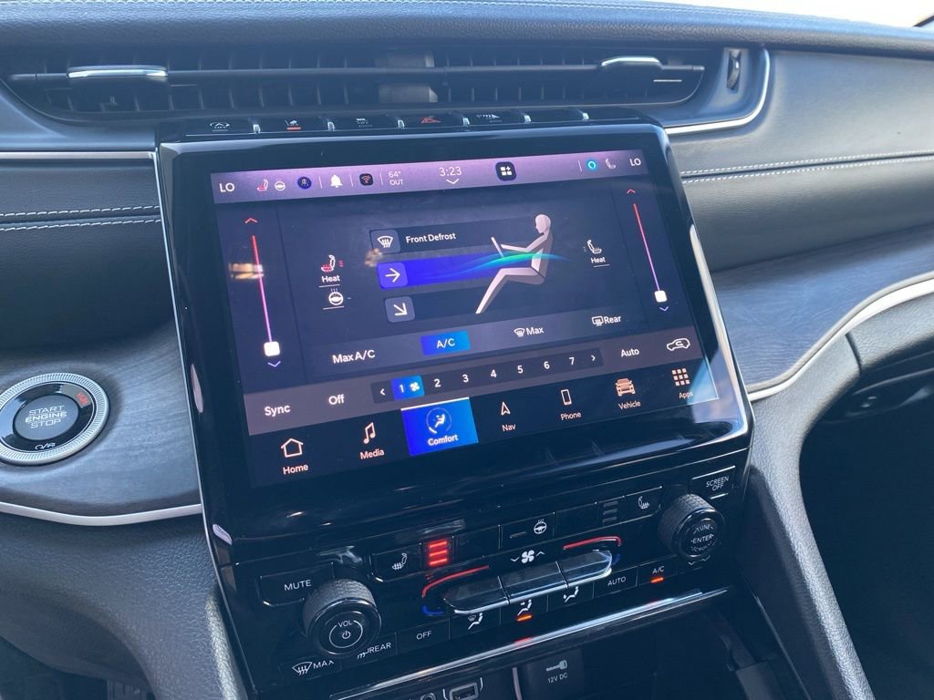 Used 2023 Jeep Grand Cherokee Limited w/ Black Appearance Package image 32