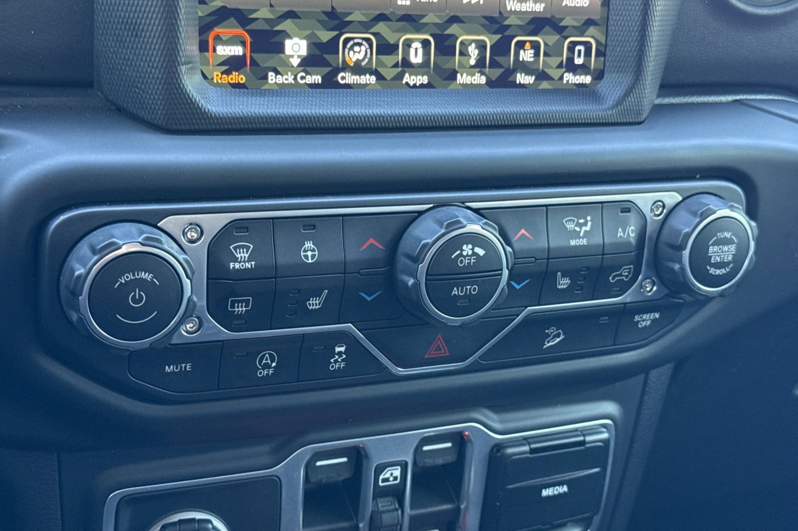 Used 2018 Jeep Wrangler Unlimited Sahara image 25