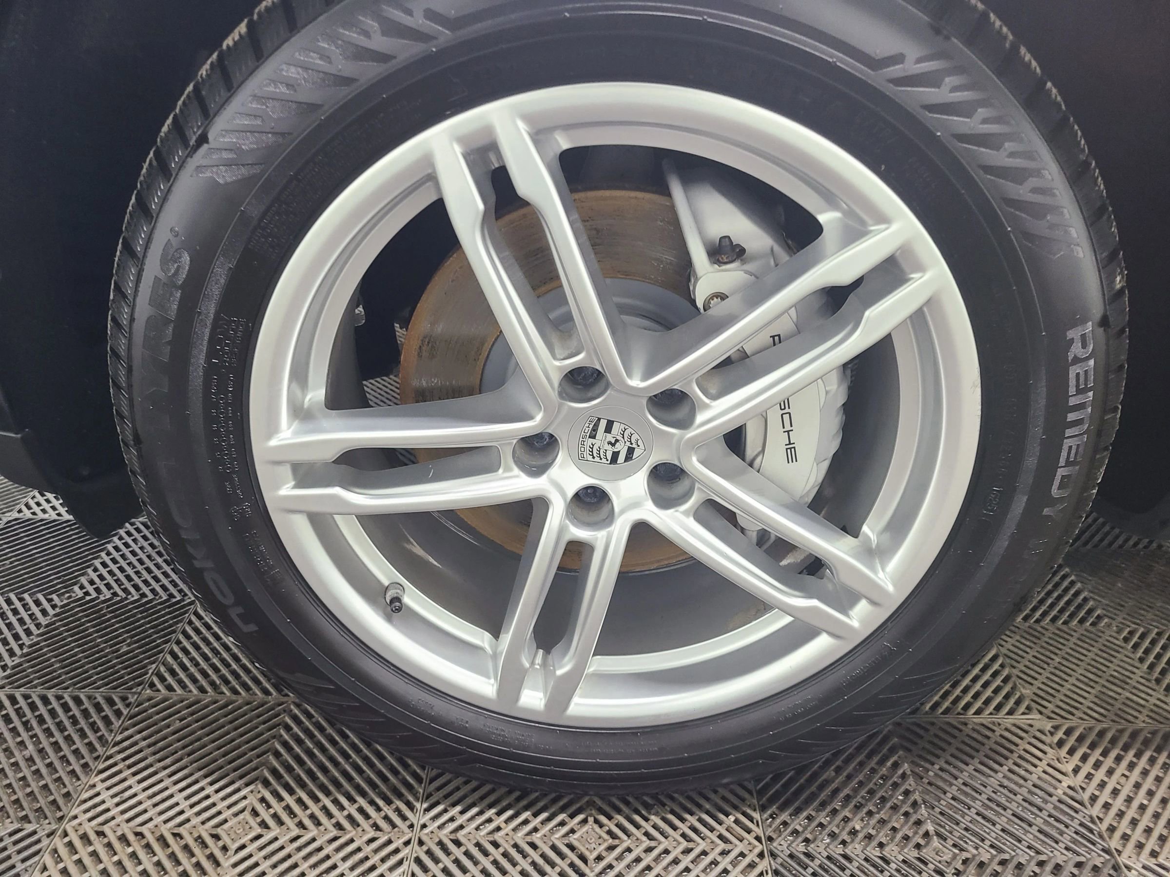 Used 2015 Porsche Macan S w/ Premium Package Plus image 18