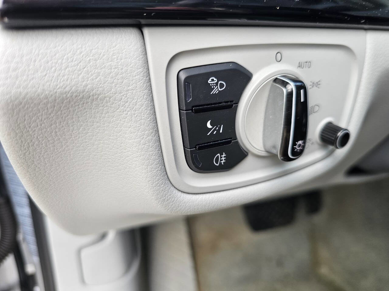 Used 2013 Audi A8 L 3.0T image 13