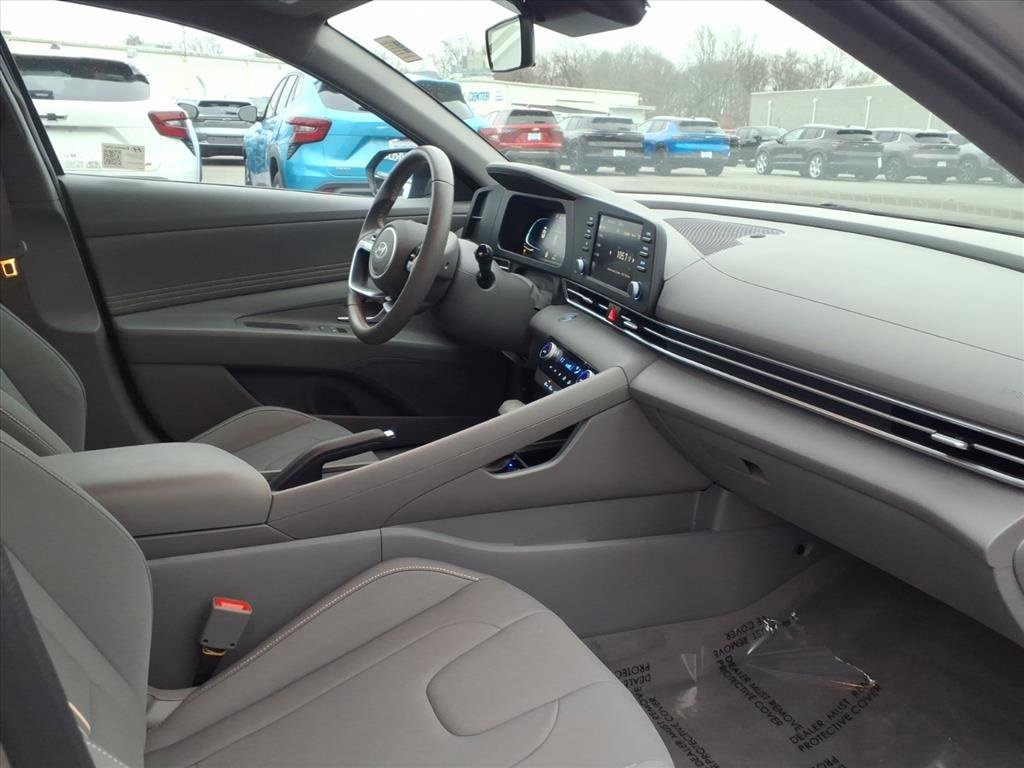 Used 2025 Hyundai Elantra Sport image 23