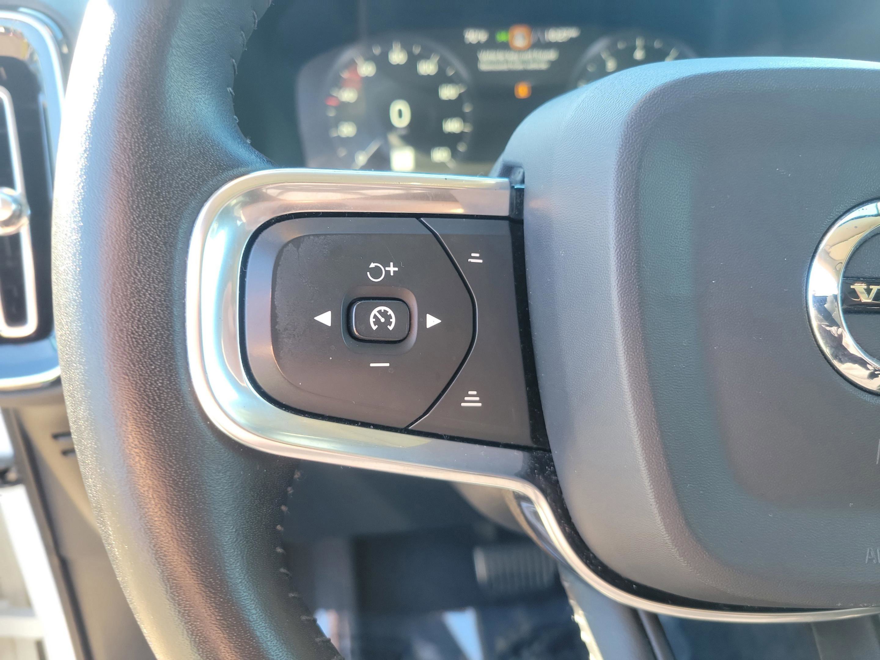 Used 2020 Volvo XC40 T5 Momentum w/ Protection Package Premier image 20