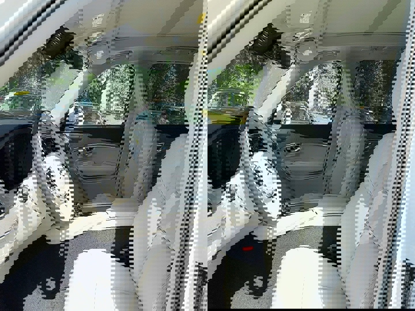 New 2025 Volvo XC90 T8 Plus w/ Protection Package Premier image 13