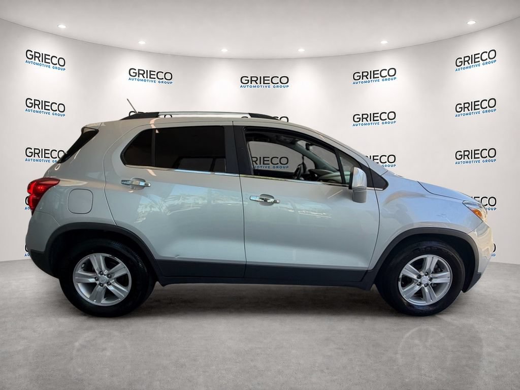 Used 2020 Chevrolet Trax LT w/ LT Convenience Package FWD image 8
