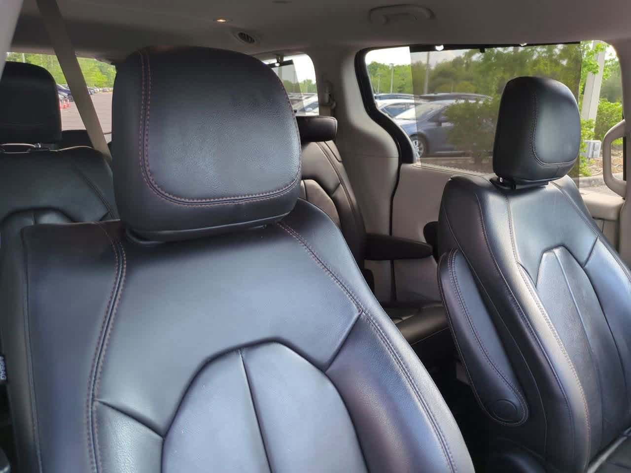 Used 2017 Chrysler Pacifica Touring-L FWD image 7