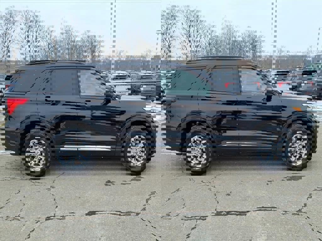 Certified 2023 Ford Explorer XLT w/ Equipment Group 202A image 9