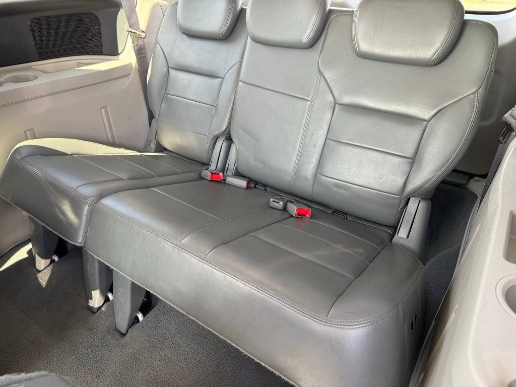 Used 2010 Volkswagen Routan SEL FWD image 6