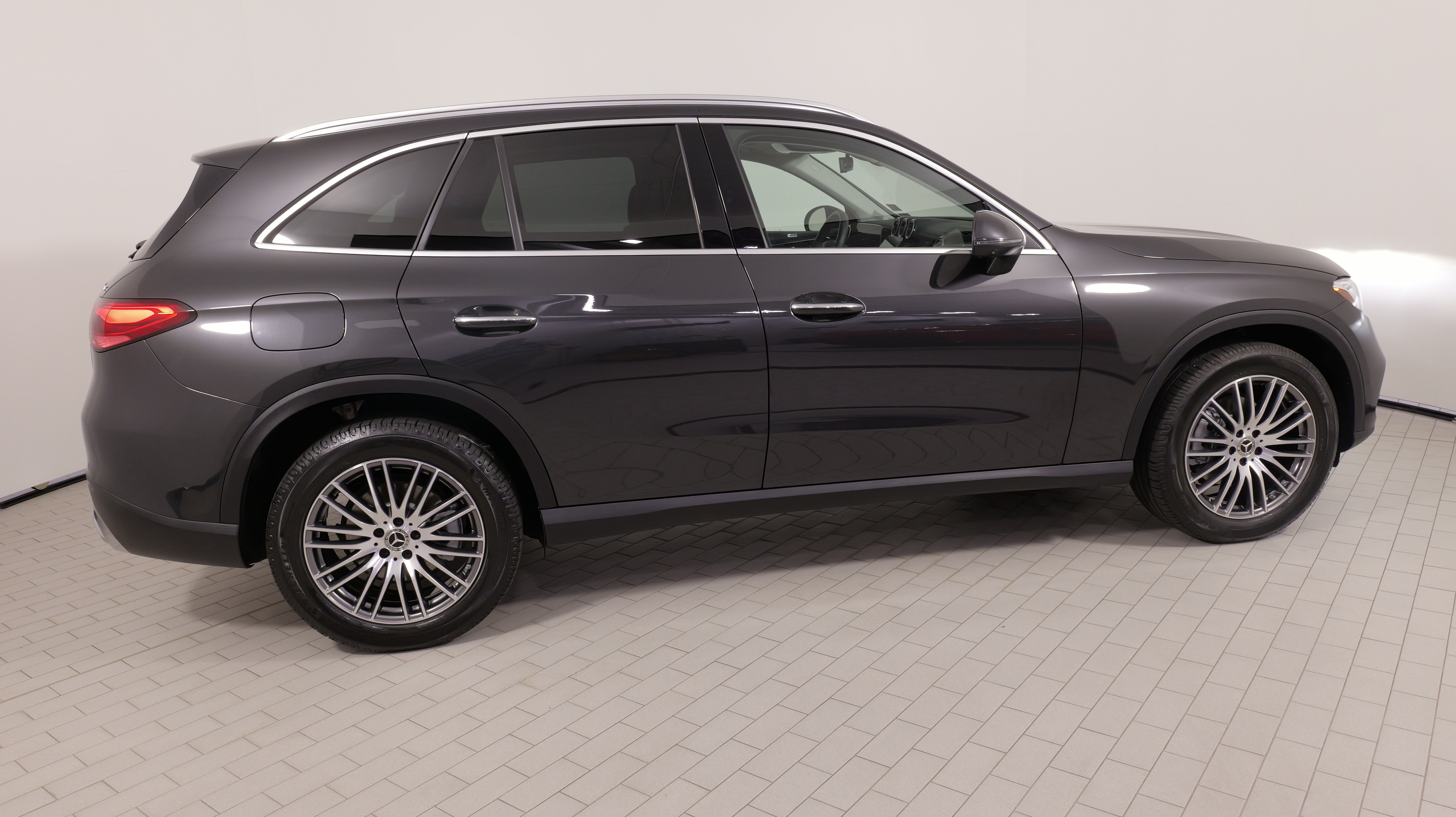 Used 2024 Mercedes-Benz GLC 300 4MATIC image 9