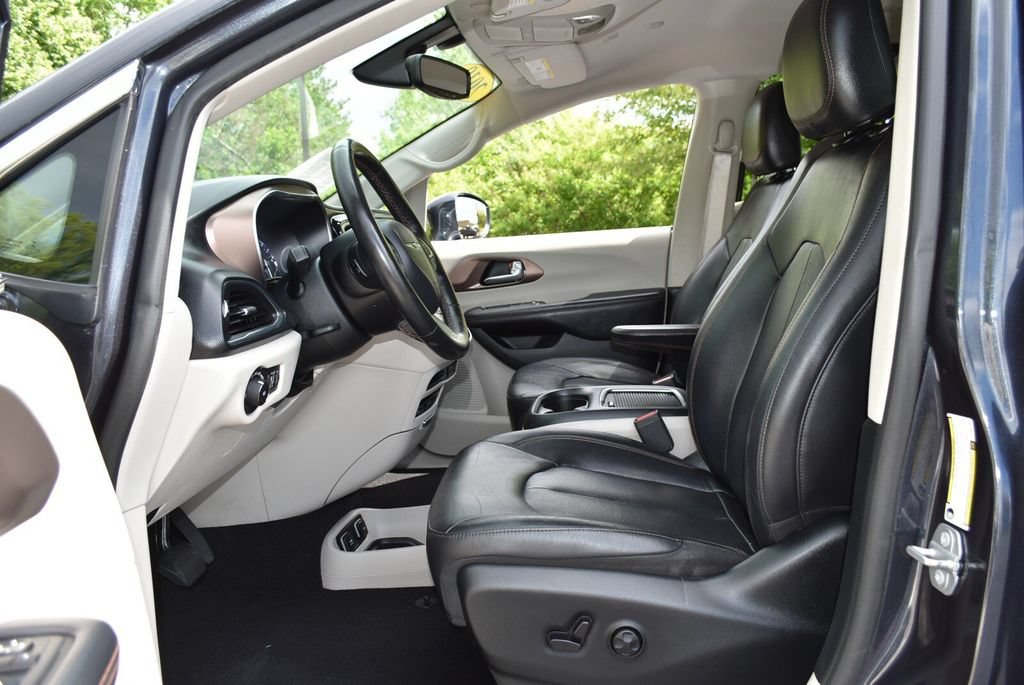 Used 2019 Chrysler Pacifica Touring-L Plus FWD image 11