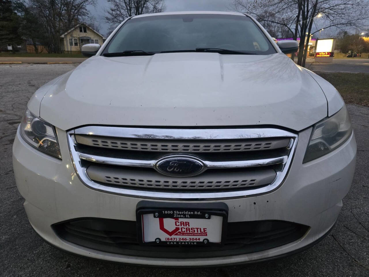 Used 2010 Ford Taurus SEL image 2