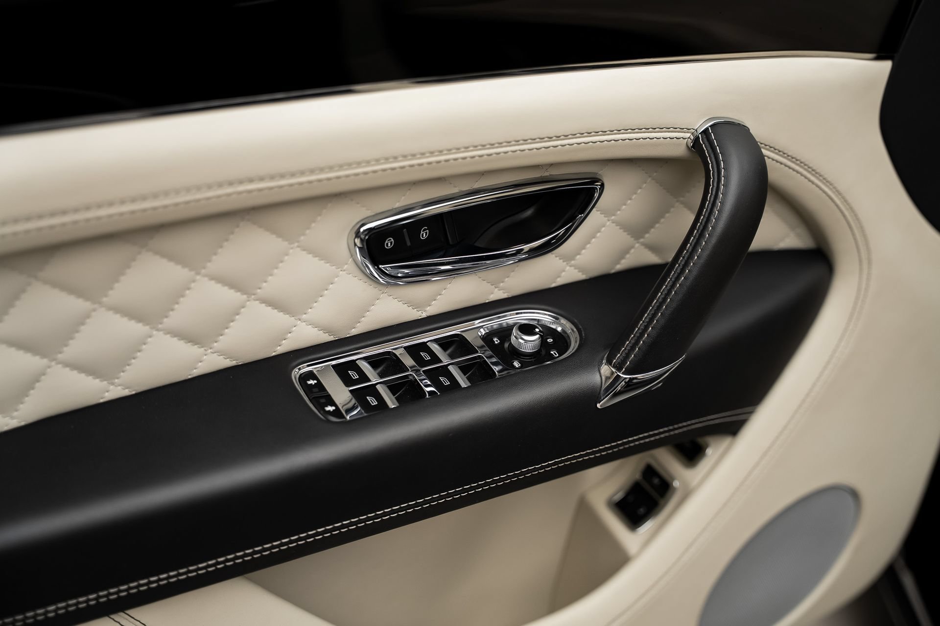 Used 2018 Bentley Bentayga AWD/4WD image 55