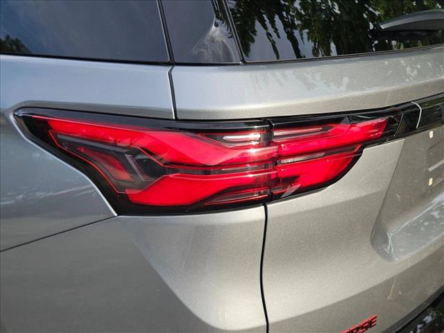 Used 2023 Chevrolet Traverse Premier w/ Redline Edition FWD image 19