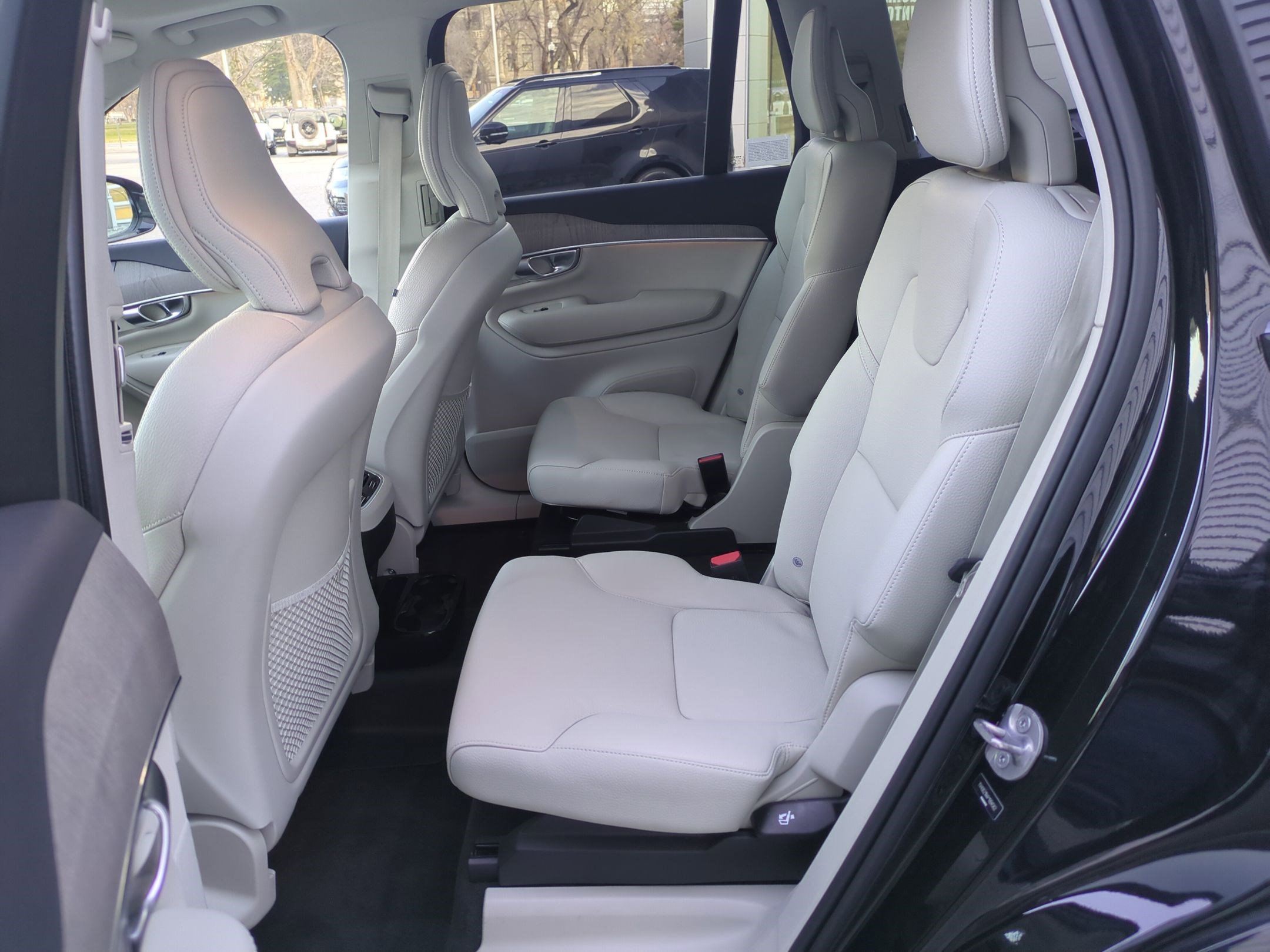 Used 2023 Volvo XC90 B6 Plus image 28