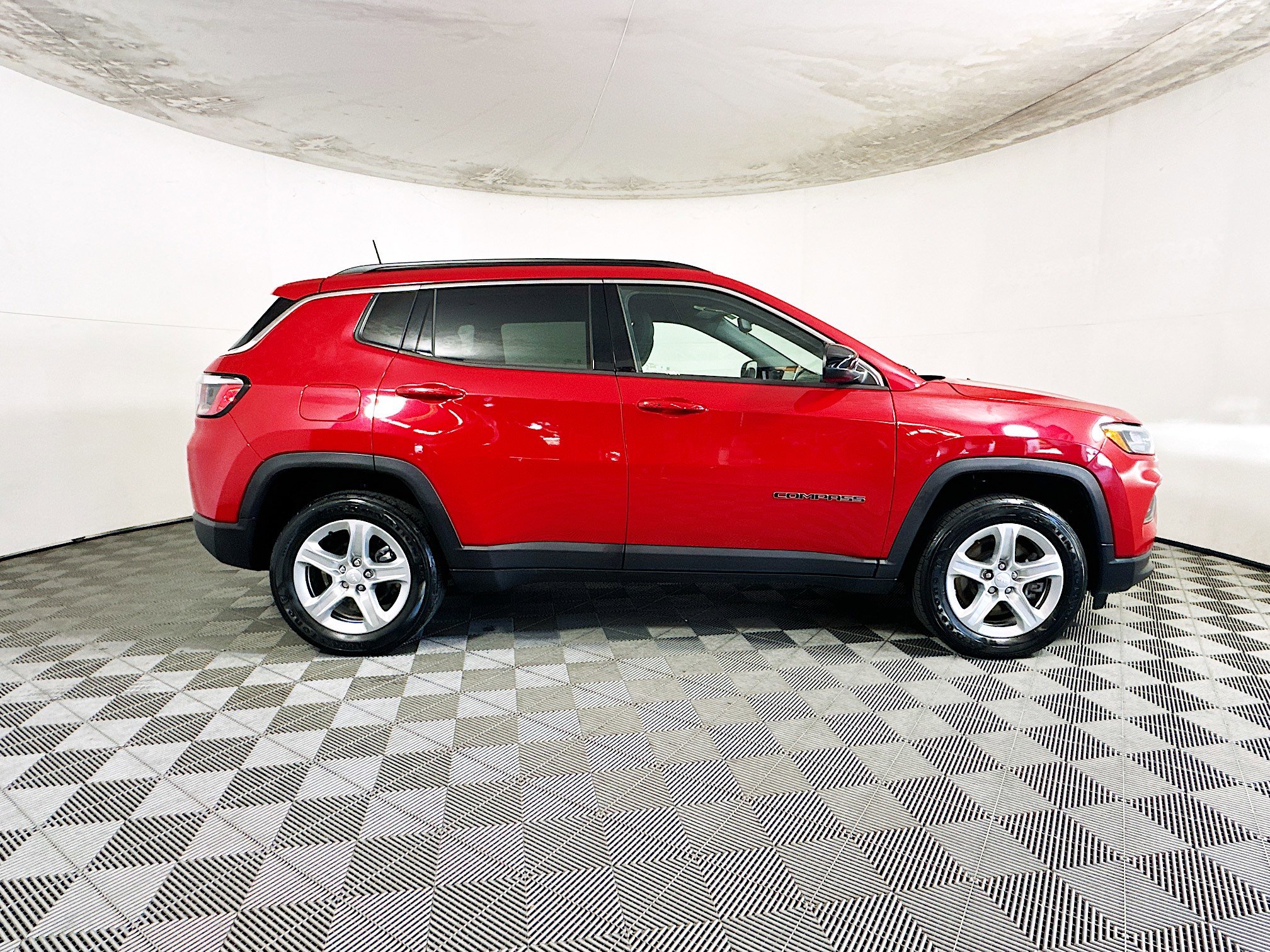 Used 2023 Jeep Compass Latitude AWD/4WD image 2