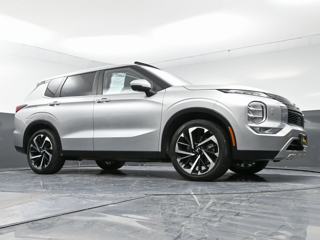 Used 2023 Mitsubishi Outlander SE image 48