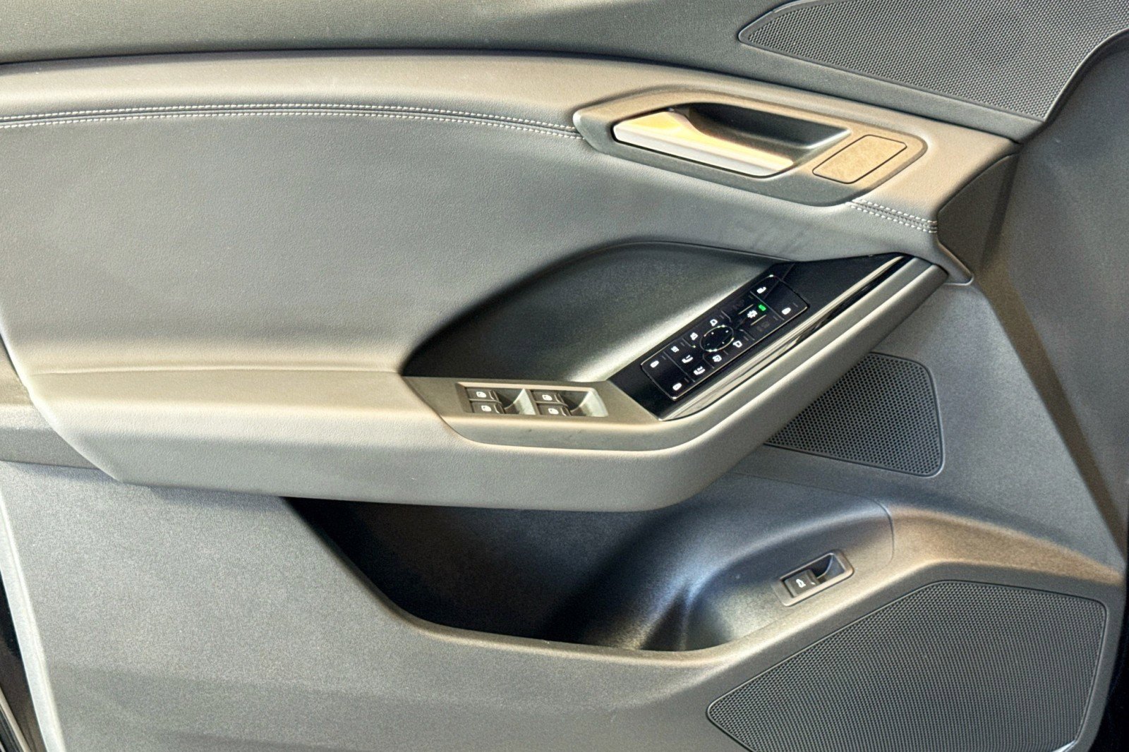 Used 2025 Audi Q6 e-tron Premium w/ Convenience Package image 16