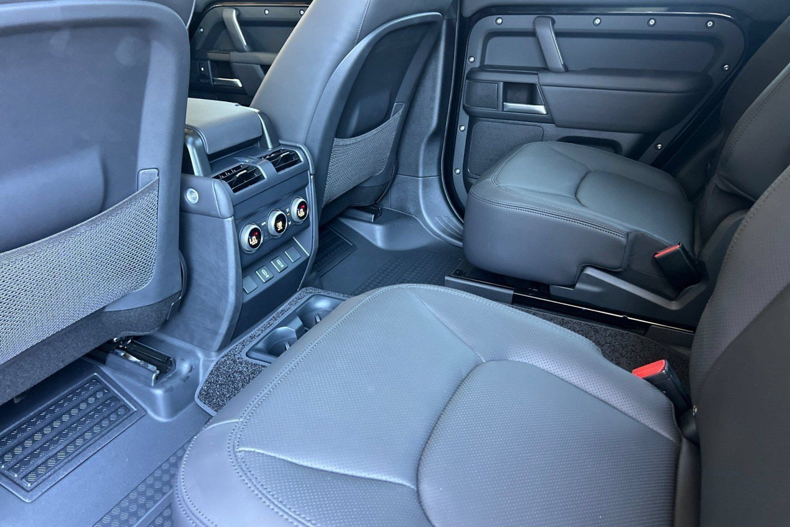 New 2026 Land Rover Defender 130 X-Dynamic SE AWD/4WD image 27