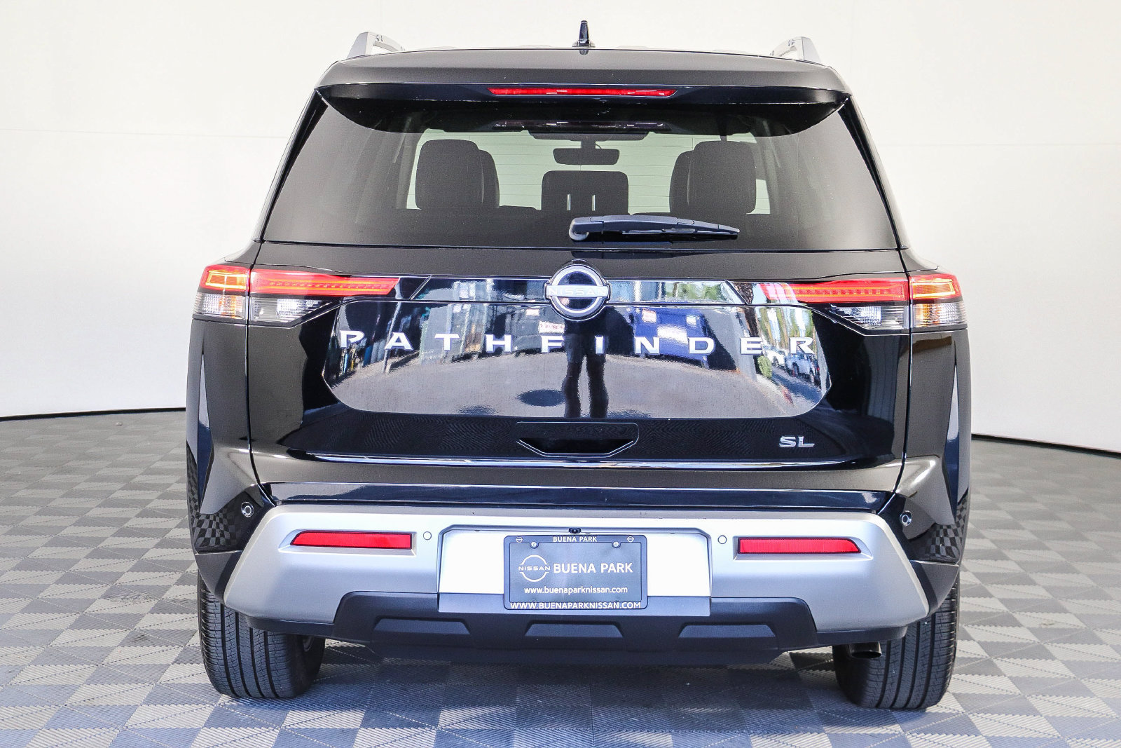 Used 2025 Nissan Pathfinder SL FWD image 5