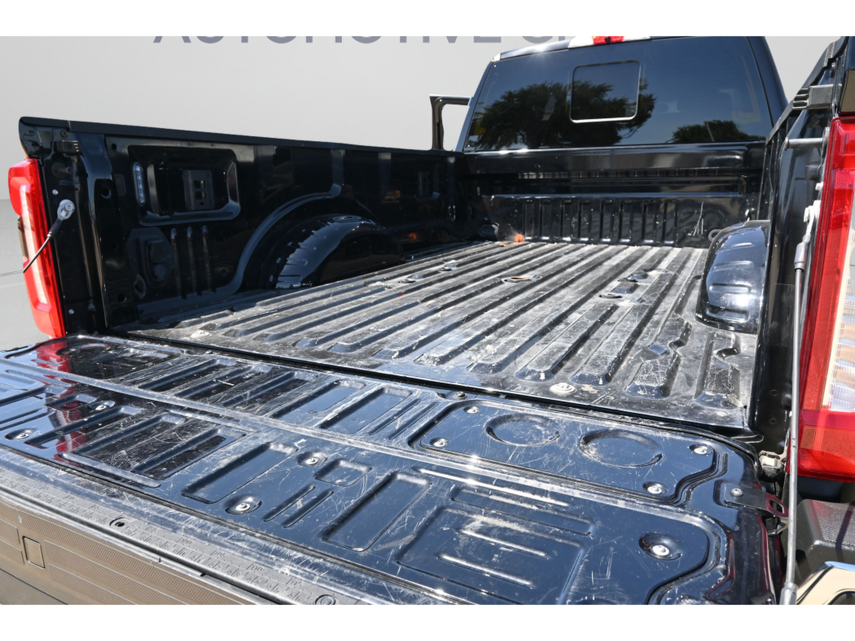 Used 2025 Ford F350 Lariat w/ Lariat Ultimate Package AWD/4WD image 32